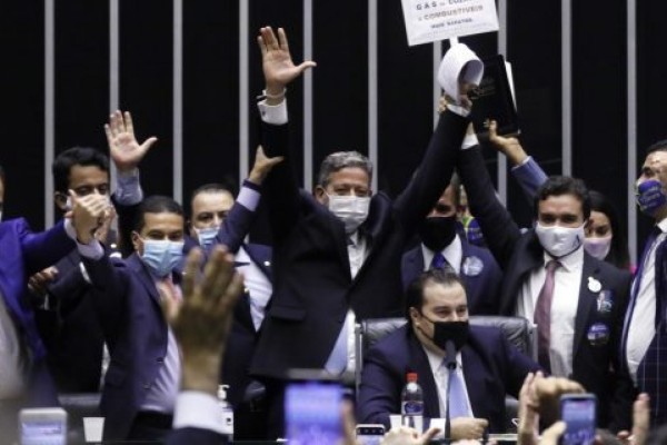 Lira (em pé, ao centro) comemora resultado da eleição