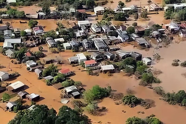 Na região, segundo as informações oficiais, são 32 óbitos e 58 pessoas desaparecidas até às 9h desta sexta-feira (10).