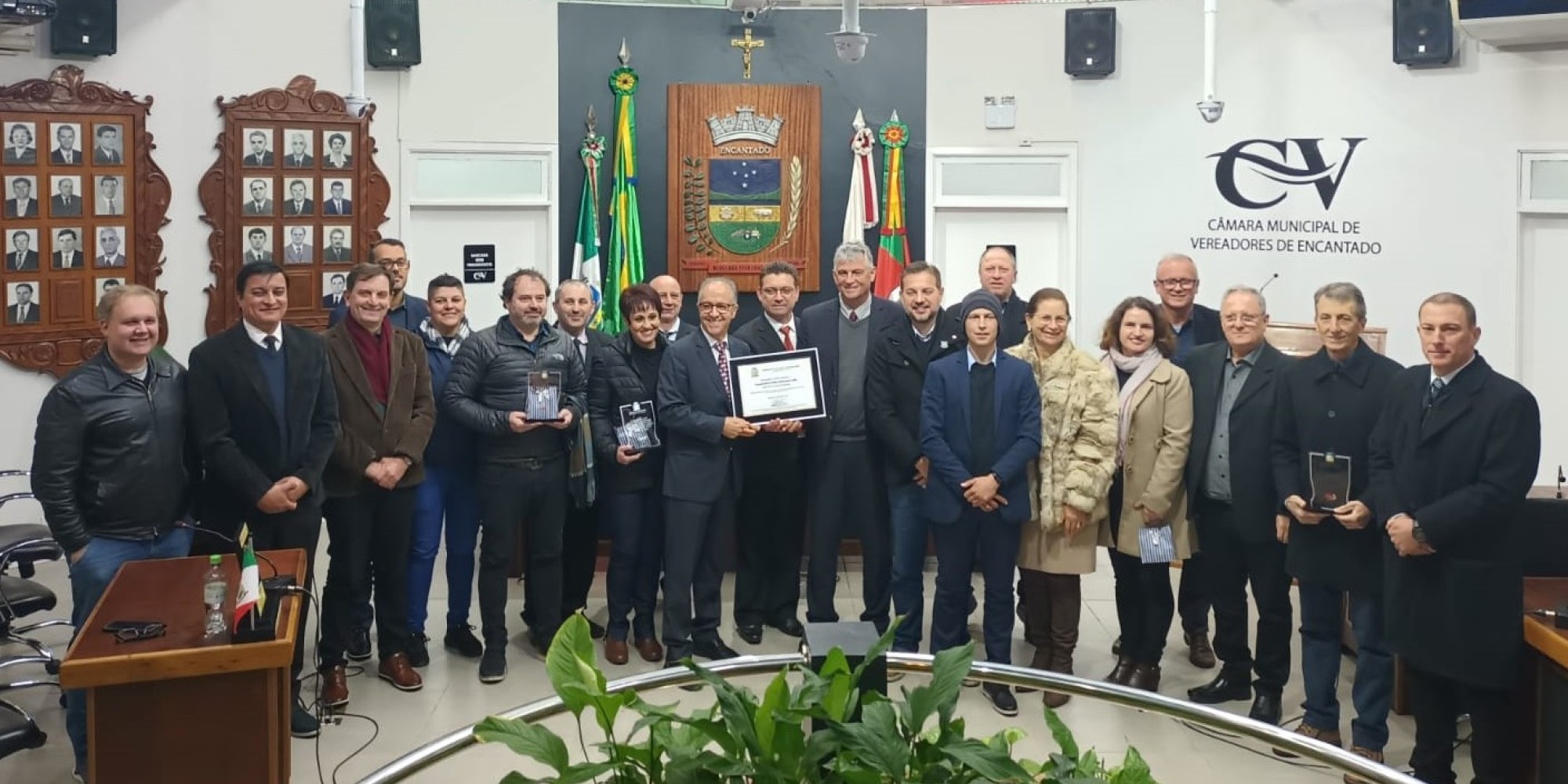 Sessão solene ocorreu na noite desta segunda-feira (13)