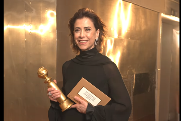 Premiada por Ainda Estou Aqui, celebrou a vitória inédita para o Brasil e lembrou que há 25 anos, sua mãe, Fernanda Montenegro, também foi indicada na mesma categoria com Central do Brasil, obra também dirigida por Walter Salles.