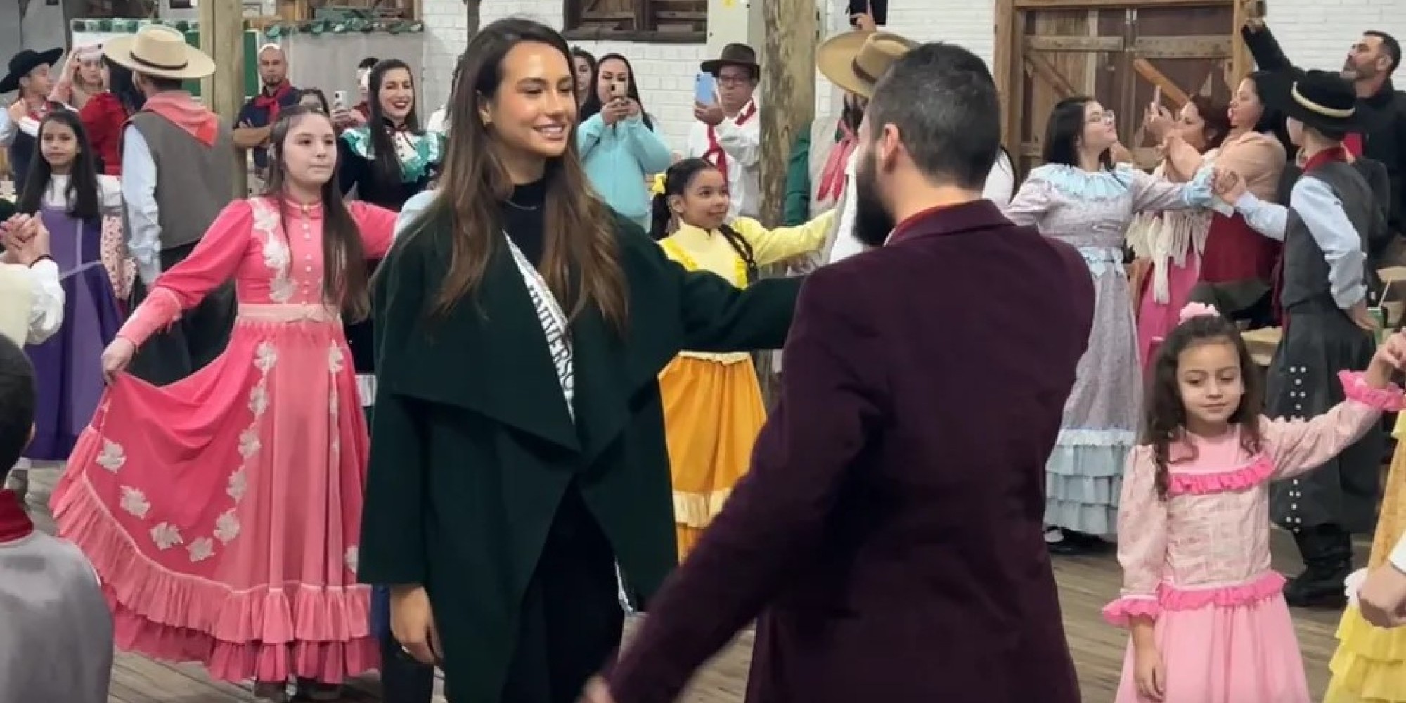 Miss Brasil surpreende em apresentação de dança tradicional gaúcha