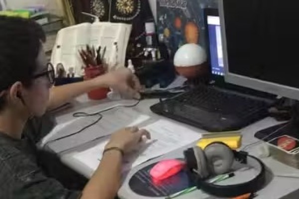 Menino autista de 14 anos cria perfil nas redes sociais para dar aulas de reforço gratuitas