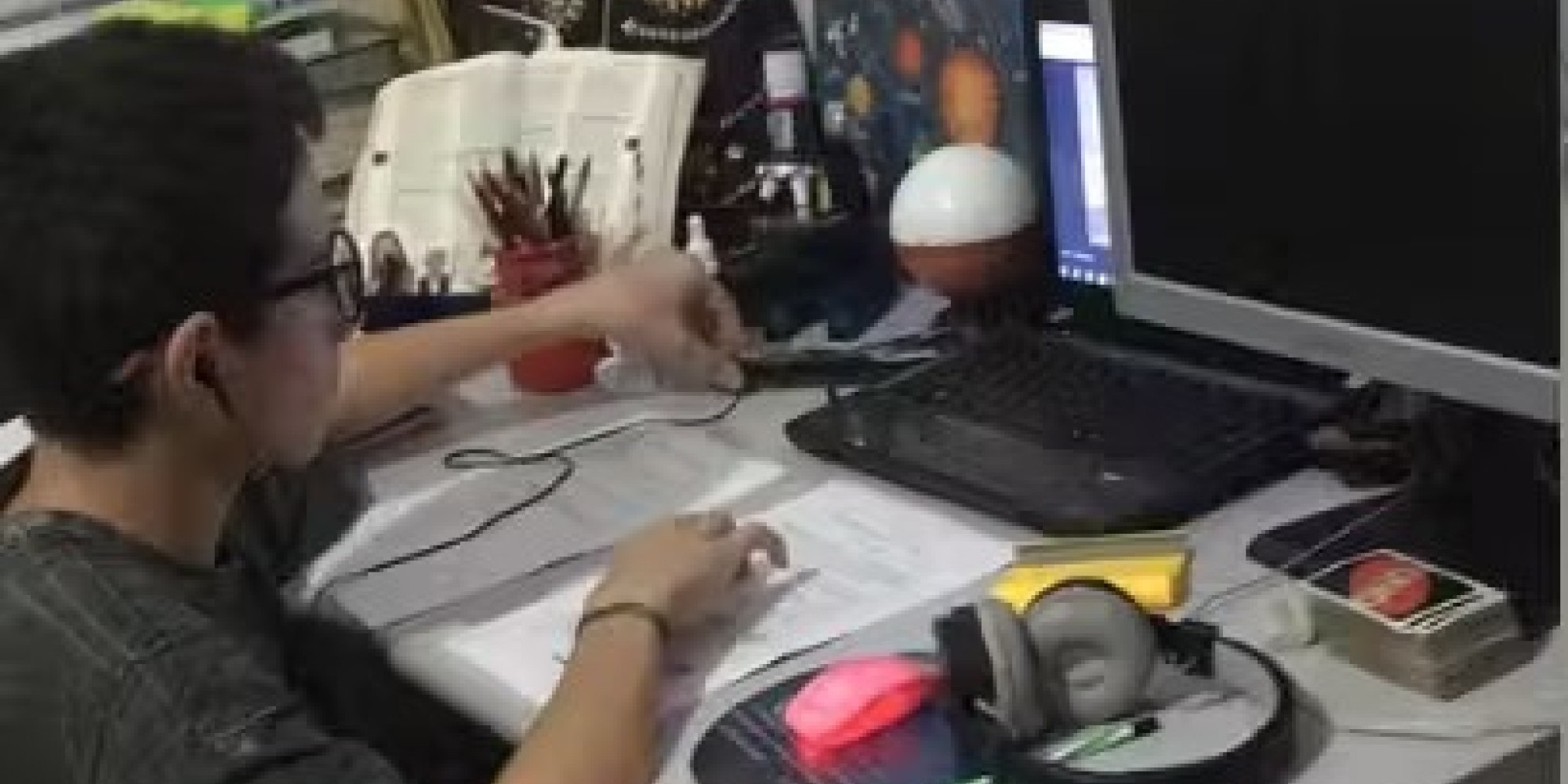 Menino autista de 14 anos cria perfil nas redes sociais para dar aulas de reforço gratuitas