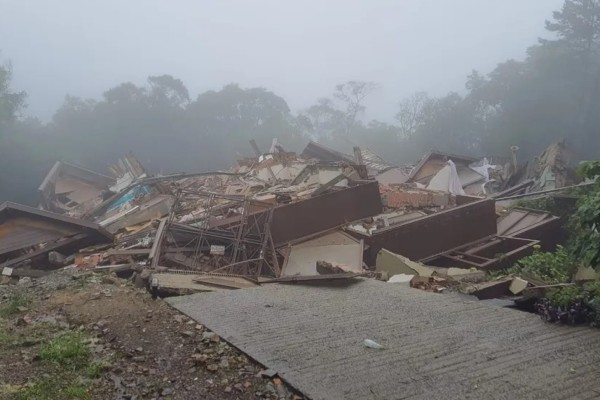 Após cidade apresentar rachaduras no solo, prédio desaba em Gramado