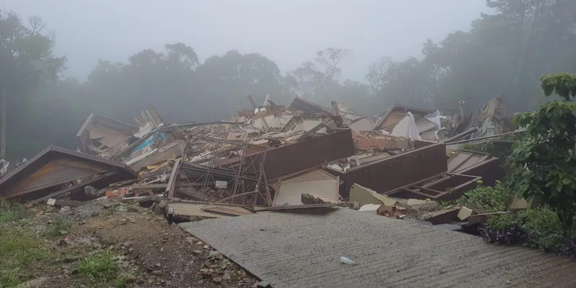 Após cidade apresentar rachaduras no solo, prédio desaba em Gramado