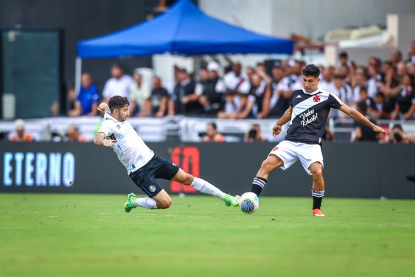 O zagueiro Gustavo Martins anotou o gol gremista no Rio de Janeiro em partida marcada por lances polêmicos.