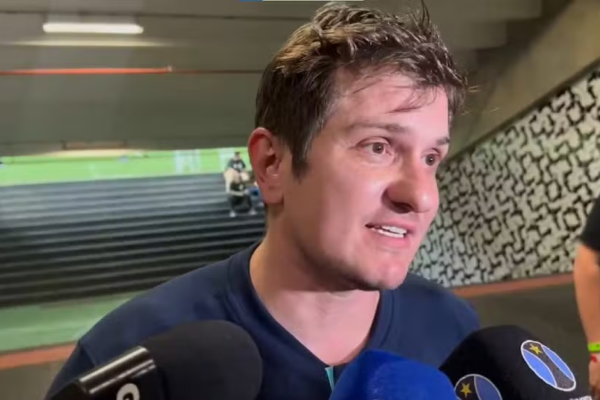 O vice-presidente de futebol, Antônio Brum, questionou decisões da arbitragem, incluindo a expulsão de Monsalve e a simulação do lateral Vitinho, enquanto o Grêmio ocupa agora a 13ª posição no Campeonato Brasileiro, somando 32 pontos.