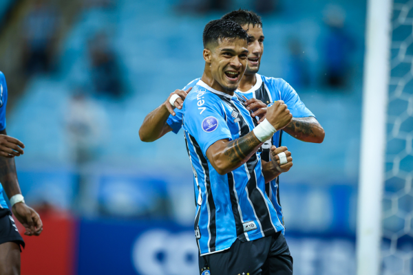 Gols dos uruguaios Arezo e Cristian Olivera garantem a vitória por 2 a 0 na Arena, diante de 12 mil torcedores, na noite desta terça-feira (8), pela segunda rodada da fase de grupos.