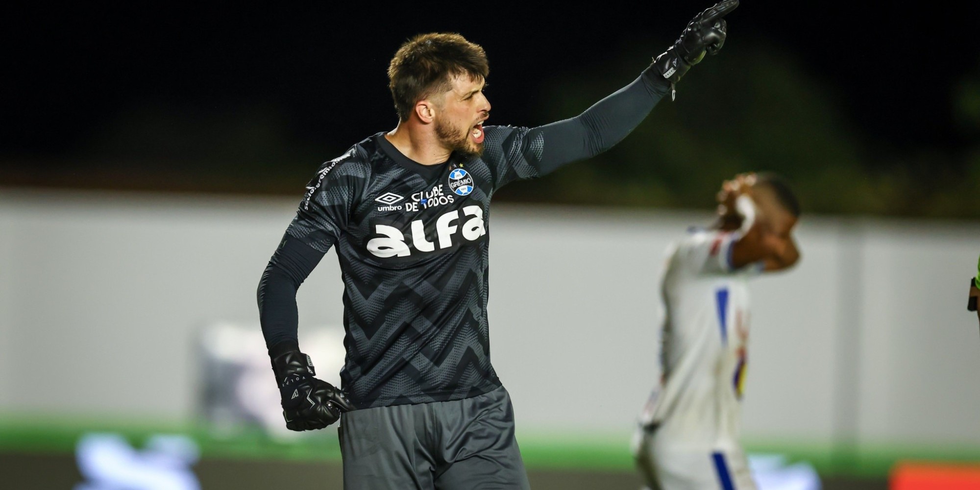 O destaque da noite foi o goleiro Tiago Volpi, que defendeu uma cobrança e converteu a última penalidade, garantindo a classificação. O destaque da noite foi o goleiro Tiago Volpi, que defendeu uma cobrança e converteu a última penalidade, garantindo a classificação.