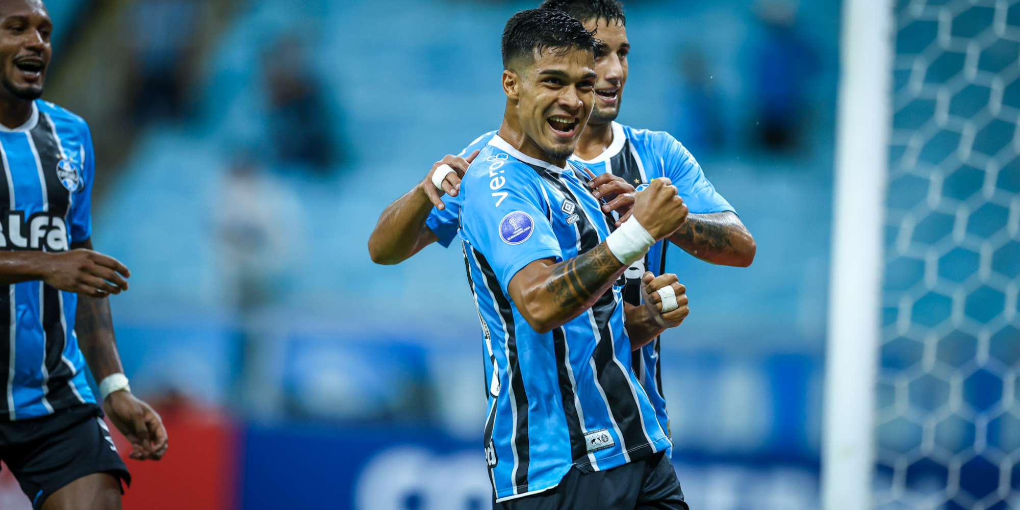 Gols dos uruguaios Arezo e Cristian Olivera garantem a vitória por 2 a 0 na Arena, diante de 12 mil torcedores, na noite desta terça-feira (8), pela segunda rodada da fase de grupos. Gols dos uruguaios Arezo e Cristian Olivera garantem a vitória por 2 a 0 na Arena, diante de 12 mil torcedores, na noite desta terça-feira (8), pela segunda rodada da fase de grupos.
