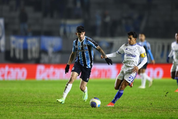 Ramiro e Arthur Gomes, em um minuto, fizeram os gols da vitória da Raposa ainda no primeiro tempo.