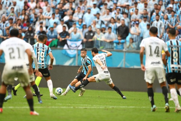 Partida contou com expulsões para os dois lados e o gol da vitória corintiana foi marcado pelo paraguaio Romero.