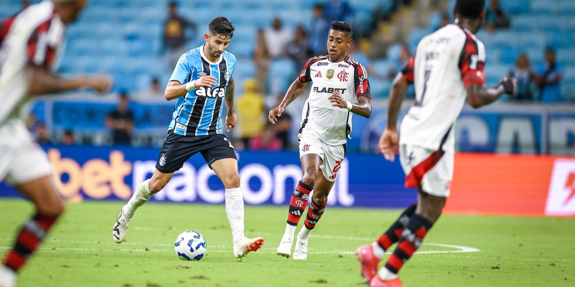 Com dois gols de Arrascaeta e público de 23.367 pessoas, o Tricolor perdeu por 2 a 0 neste domingo (13) e voltará a campo contra o Mirassol na quarta (16) antes do Gre-Nal no próximo sábado (19). Com dois gols de Arrascaeta e público de 23.367 pessoas, o Tricolor perdeu por 2 a 0 neste domingo (13) e voltará a campo contra o Mirassol na quarta (16) antes do Gre-Nal no próximo sábado (19).