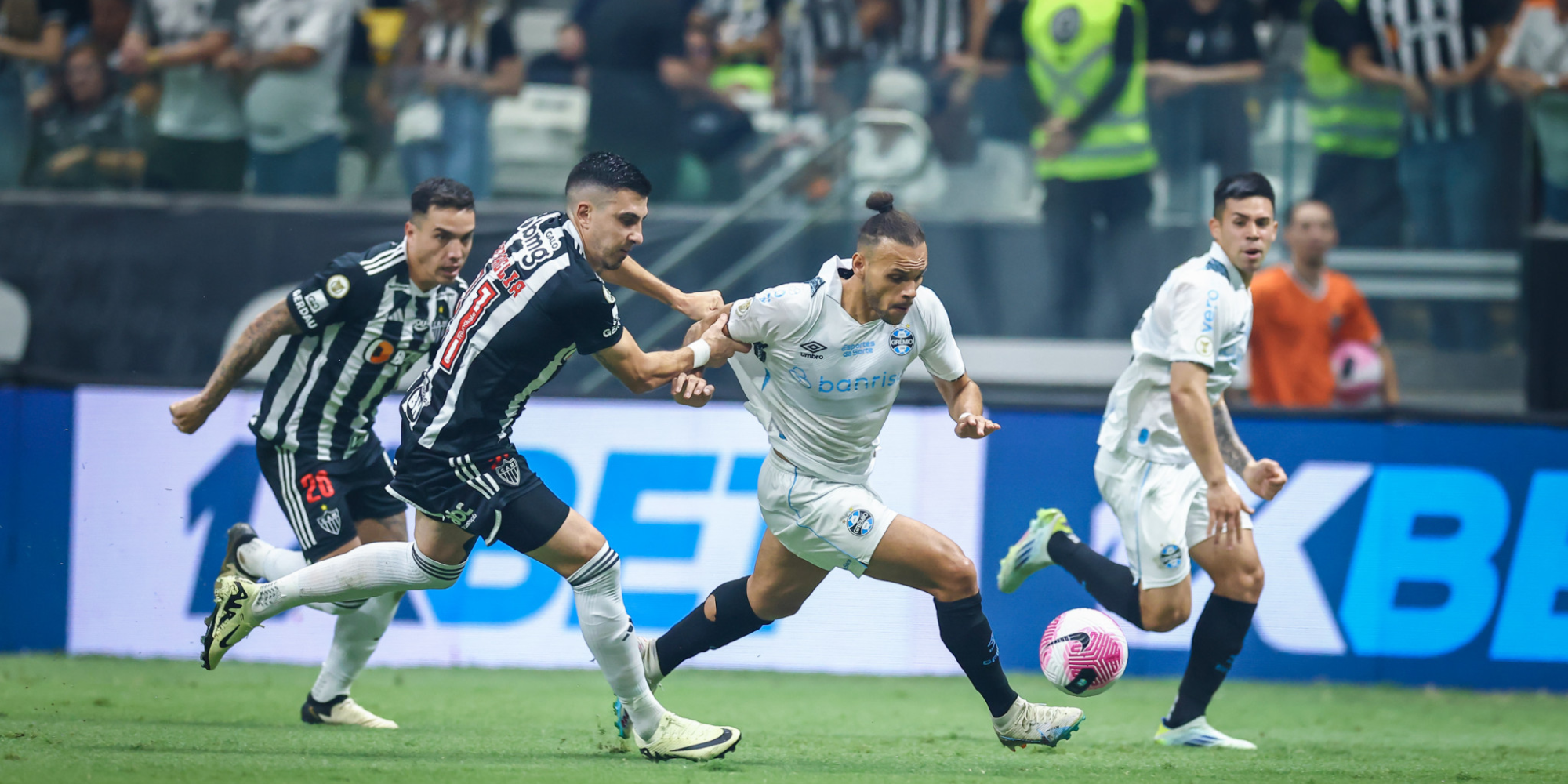 Com a derrota, o Grêmio segue na 11ª colocação, com 35 pontos, e agora se prepara para o clássico Gre-Nal 443. Com a derrota, o Grêmio segue na 11ª colocação, com 35 pontos, e agora se prepara para o clássico Gre-Nal 443.