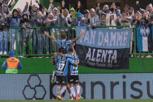 Soteldo fez o gol da vitória gremista, em jogo marcado pela péssima drenagem do gramado.