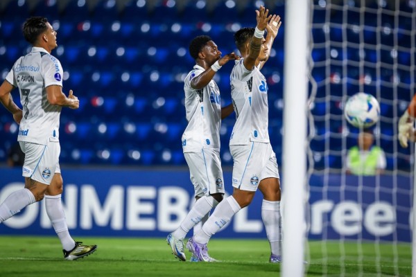 O Tricolor Gaúcho bateu a equipe paraguaia por 2 a 1, na noite desta quarta-feira (2), no Defensores del Chaco, em Assunção, com gols de Arezo e Braithwaite; Santander descontou para o time da casa.
