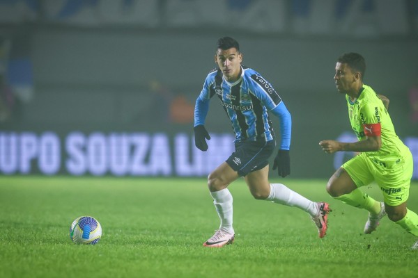 Pavón e Cristaldo fizeram os gols do Tricolor, mas em dois minutos a equipe paulista empatou com Flaco López e Estêvão.