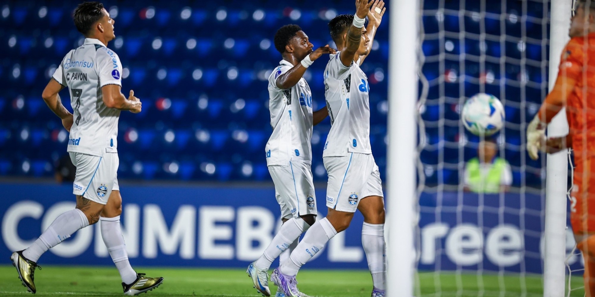 O Tricolor Gaúcho bateu a equipe paraguaia por 2 a 1, na noite desta quarta-feira (2), no Defensores del Chaco, em Assunção, com gols de Arezo e Braithwaite; Santander descontou para o time da casa. O Tricolor Gaúcho bateu a equipe paraguaia por 2 a 1, na noite desta quarta-feira (2), no Defensores del Chaco, em Assunção, com gols de Arezo e Braithwaite; Santander descontou para o time da casa.