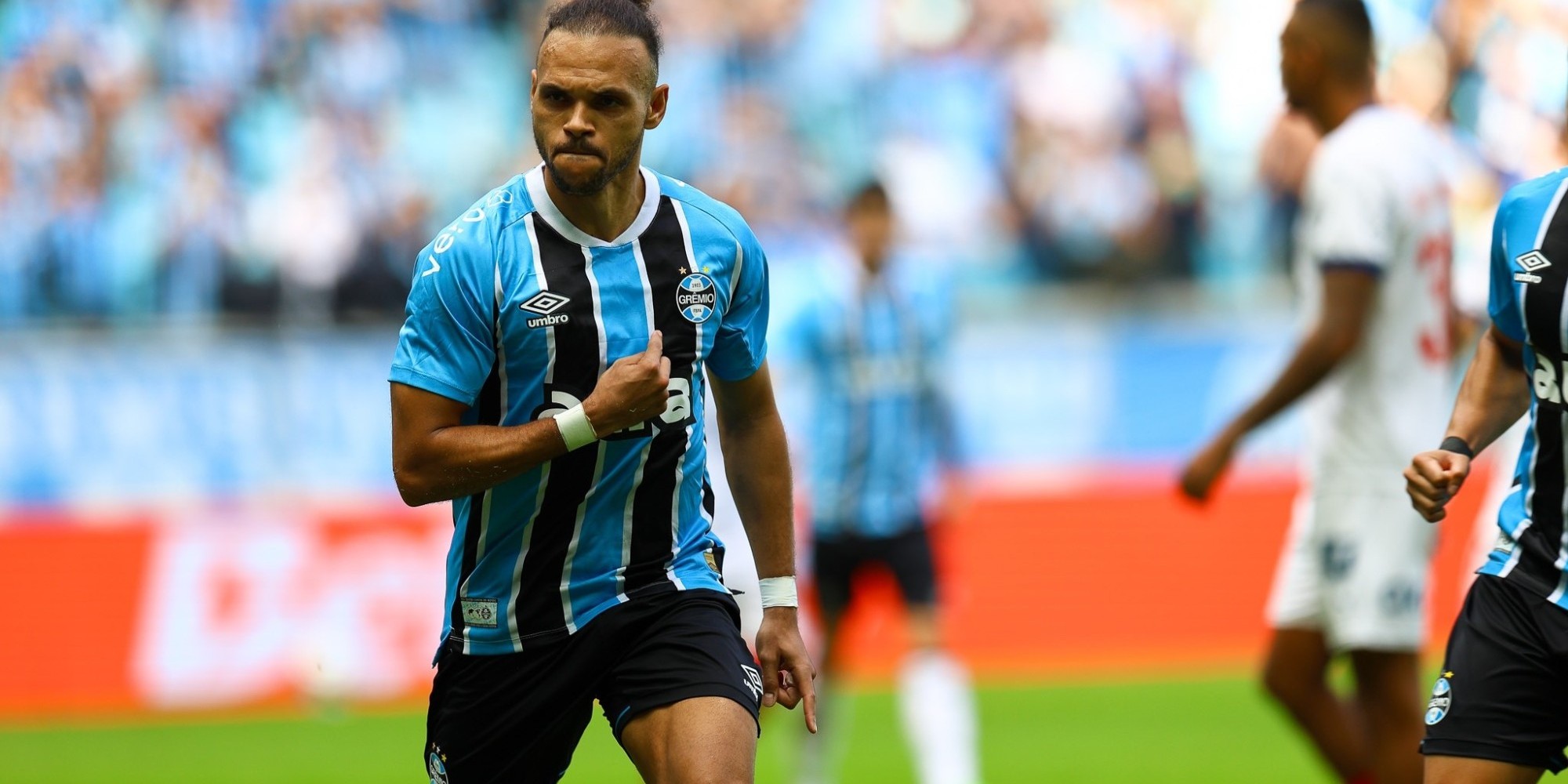 Com gol de pênalti de Braithwaite, o Tricolor Gaúcho venceu por 1 a 0, na Arena, em Porto Alegre, na manhã deste domingo (25), diante de 14 mil torcedores. Com gol de pênalti de Braithwaite, o Tricolor Gaúcho venceu por 1 a 0, na Arena, em Porto Alegre, na manhã deste domingo (25), diante de 14 mil torcedores.