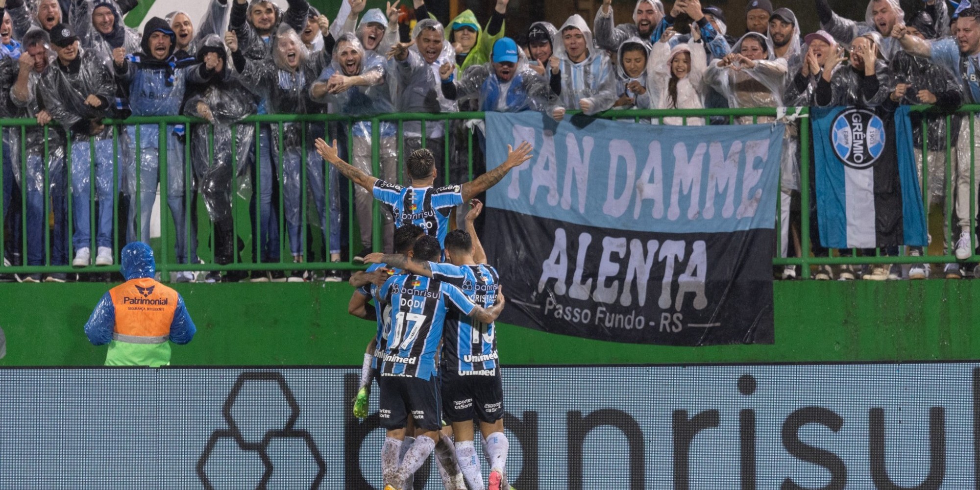 Soteldo fez o gol da vitória gremista, em jogo marcado pela péssima drenagem do gramado. Soteldo fez o gol da vitória gremista, em jogo marcado pela péssima drenagem do gramado.