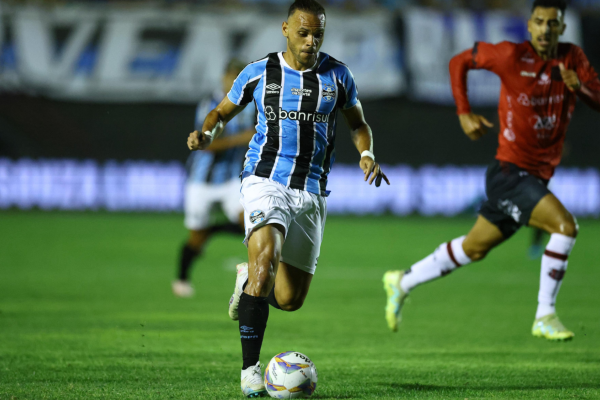 A melhor oportunidade gremista veio dos pés de Braithwaite, que acertou a trave. O técnico Gustavo Quinteros destacou aspectos positivos e pontuou os desafios do início de temporada.