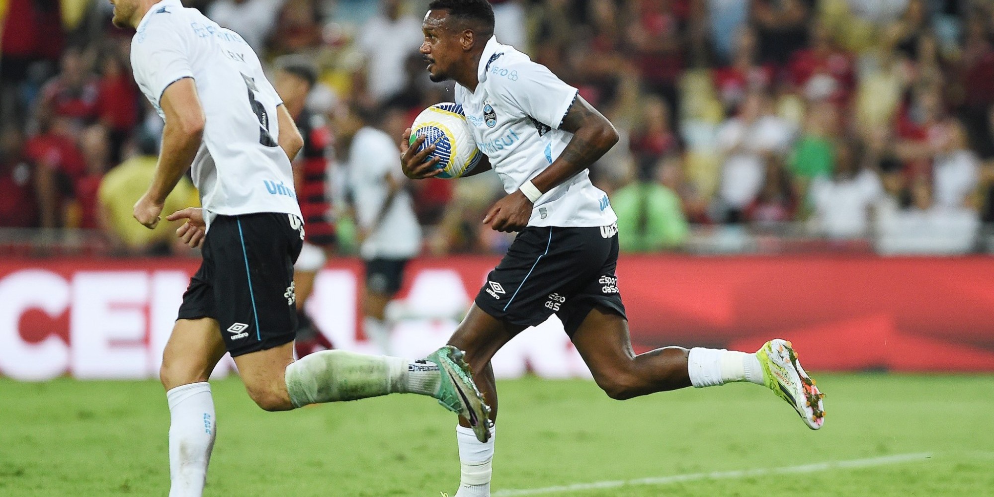 Edenílson descontou para o Tricolor Gaúcho no fim do jogo, marcando o seu primeiro gol pela equipe. Edenílson descontou para o Tricolor Gaúcho no fim do jogo, marcando o seu primeiro gol pela equipe.