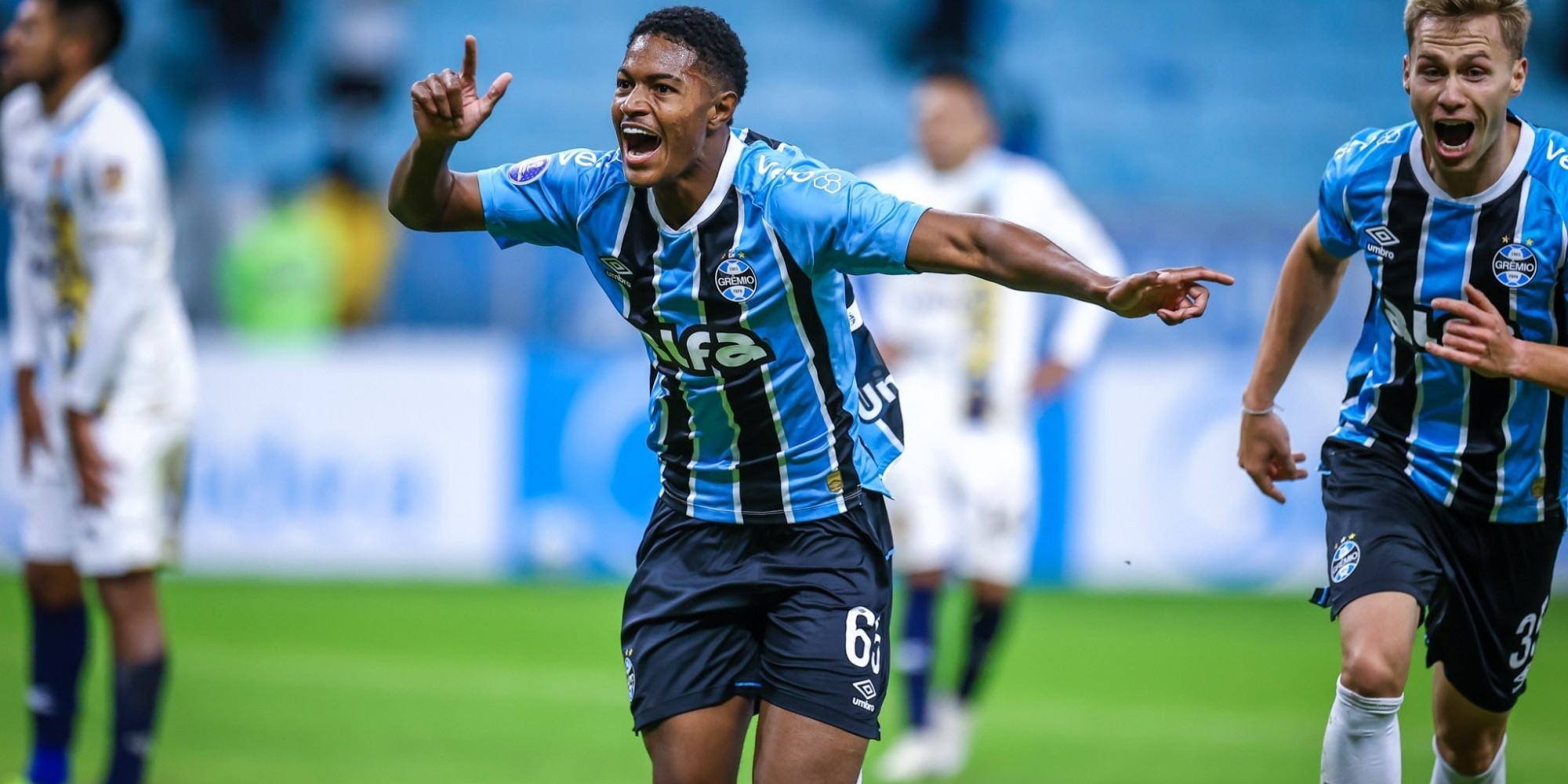 Com gol de Riquelme, o Tricolor fez 1 a 0 diante de 5.462 torcedores, na noite desta quinta-feira (29). Na próxima fase da competição, vai enfrentar o Alianza Lima, do Peru, na segunda quinzena julho, com direito de decidir em casa. Com gol de Riquelme, o Tricolor fez 1 a 0 diante de 5.462 torcedores, na noite desta quinta-feira (29). Na próxima fase da competição, vai enfrentar o Alianza Lima, do Peru, na segunda quinzena julho, com direito de decidir em casa.