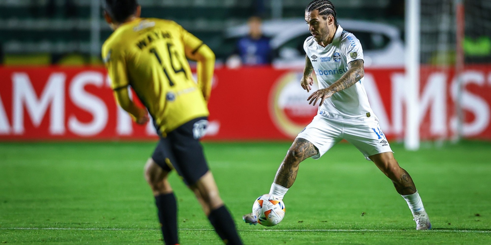Com foco na final do Gauchão, o Tricolor sofreu um revés de 2 a 0 em La Paz. Com foco na final do Gauchão, o Tricolor sofreu um revés de 2 a 0 em La Paz.