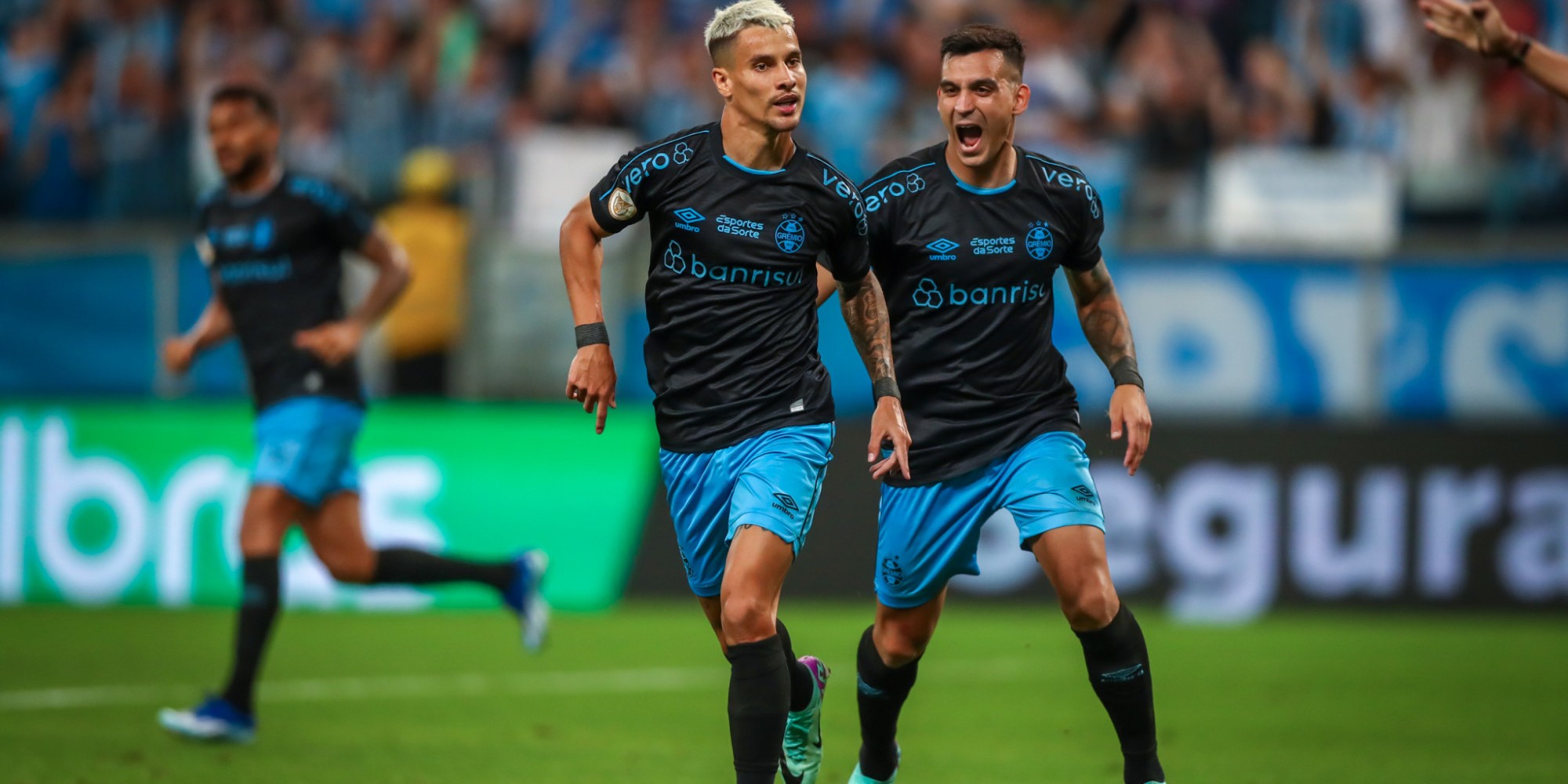 Triunfo de 2 a 1 do time gaúcho rebaixou o Esmeraldino. Triunfo de 2 a 1 do time gaúcho rebaixou o Esmeraldino.