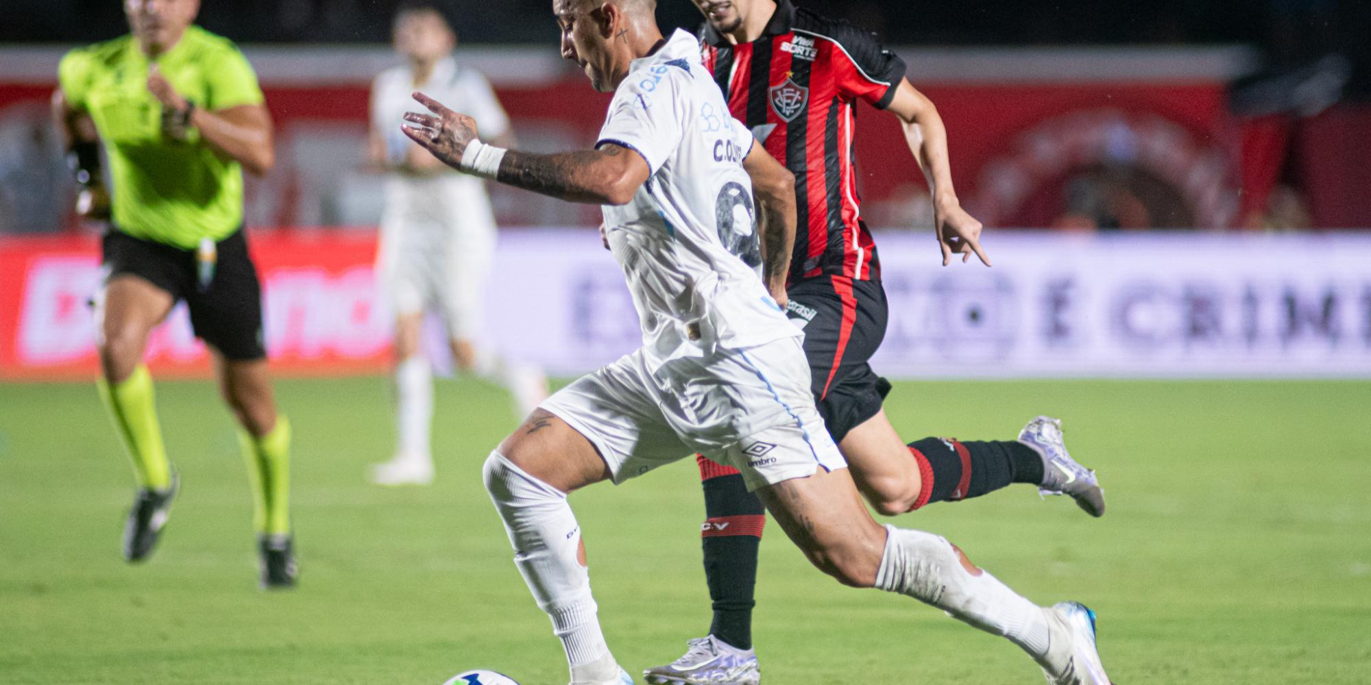No segundo jogo sob comando de Mano Menezes, o Tricolor empatou em 1 a 1 na noite deste domingo (27), chegou aos cinco pontos na tabela e ocupa a 18ª colocação. No segundo jogo sob comando de Mano Menezes, o Tricolor empatou em 1 a 1 na noite deste domingo (27), chegou aos cinco pontos na tabela e ocupa a 18ª colocação.