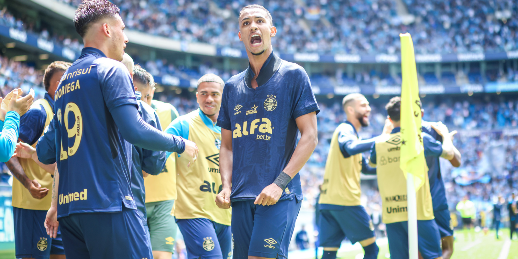 Com gols de André Henrique, Amuzu e Aravena, Tricolor fez 3 a 1 diante de mais de 41 mil torcedores e chegou a 32 pontos na competição. Com gols de André Henrique, Amuzu e Aravena, Tricolor fez 3 a 1 diante de mais de 41 mil torcedores e chegou a 32 pontos na competição.