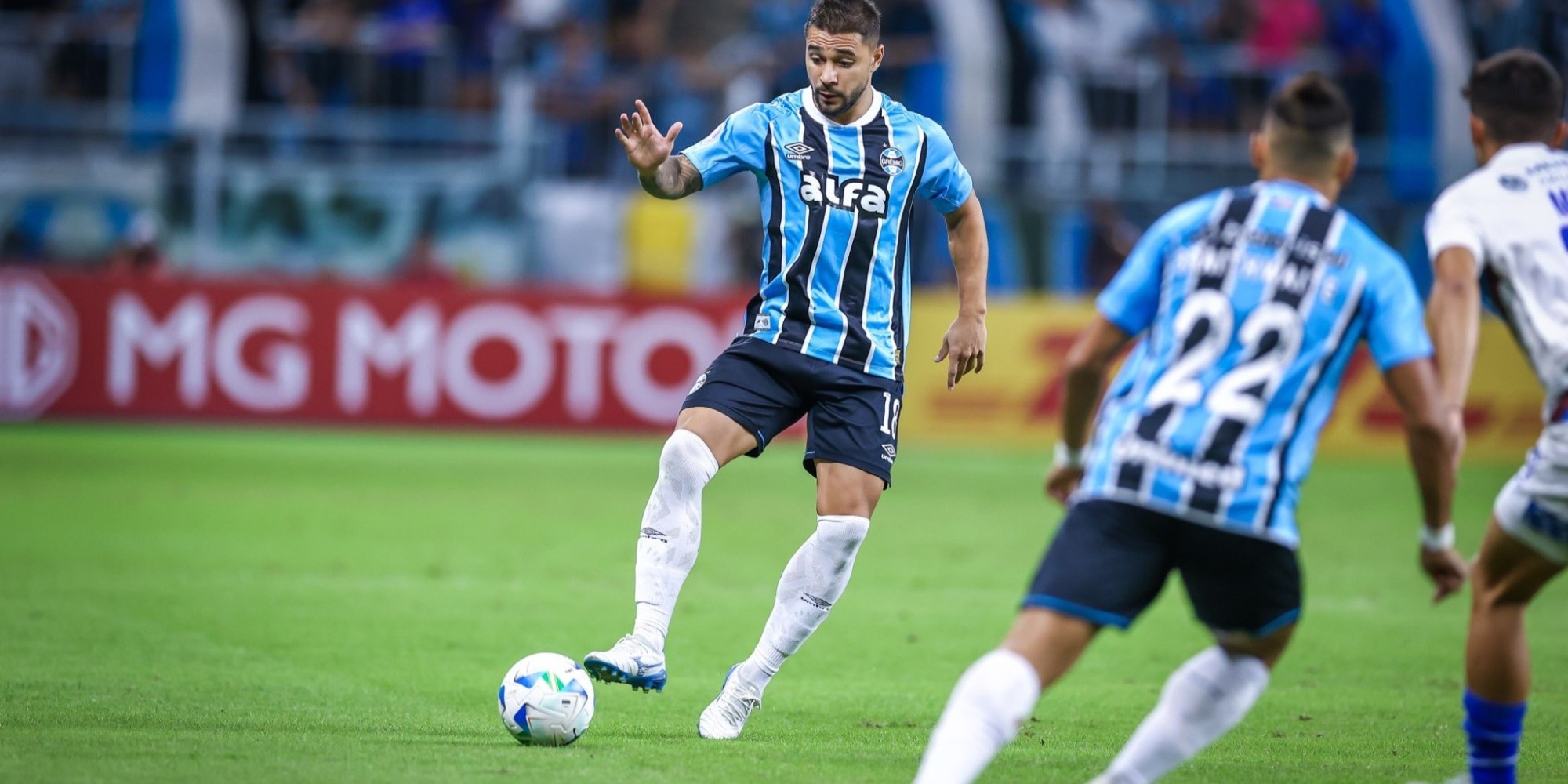 Com um público de 15 mil pessoas, o Tricolor saiu na frente com João Pedro, mas cedeu o empate ainda no primeiro tempo, na noite desta terça-feira (14), em Porto Alegre. Com um público de 15 mil pessoas, o Tricolor saiu na frente com João Pedro, mas cedeu o empate ainda no primeiro tempo, na noite desta terça-feira (14), em Porto Alegre.