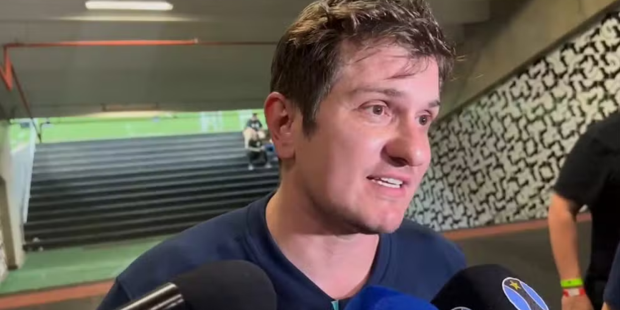 O vice-presidente de futebol, Antônio Brum, questionou decisões da arbitragem, incluindo a expulsão de Monsalve e a simulação do lateral Vitinho, enquanto o Grêmio ocupa agora a 13ª posição no Campeonato Brasileiro, somando 32 pontos. O vice-presidente de futebol, Antônio Brum, questionou decisões da arbitragem, incluindo a expulsão de Monsalve e a simulação do lateral Vitinho, enquanto o Grêmio ocupa agora a 13ª posição no Campeonato Brasileiro, somando 32 pontos.