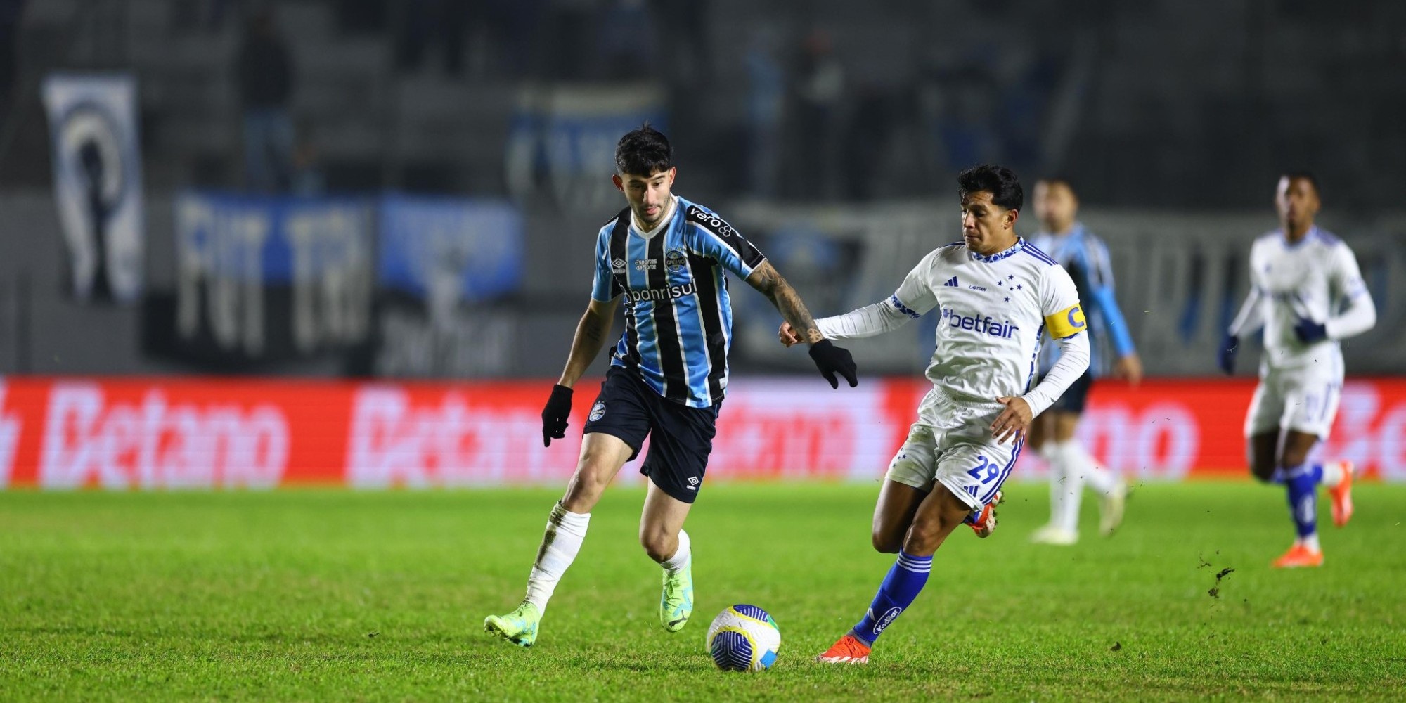 Ramiro e Arthur Gomes, em um minuto, fizeram os gols da vitória da Raposa ainda no primeiro tempo. Ramiro e Arthur Gomes, em um minuto, fizeram os gols da vitória da Raposa ainda no primeiro tempo.