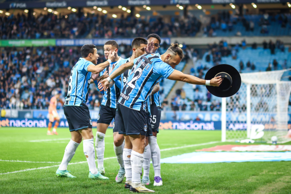 Dinamarquês marcou duas vezes de pênalti em partida atrasada da 14ª rodada.