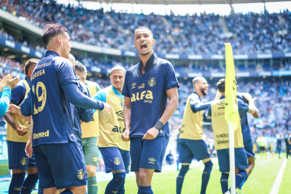 Com gols de André Henrique, Amuzu e Aravena, Tricolor fez 3 a 1 diante de mais de 41 mil torcedores e chegou a 32 pontos na competição.