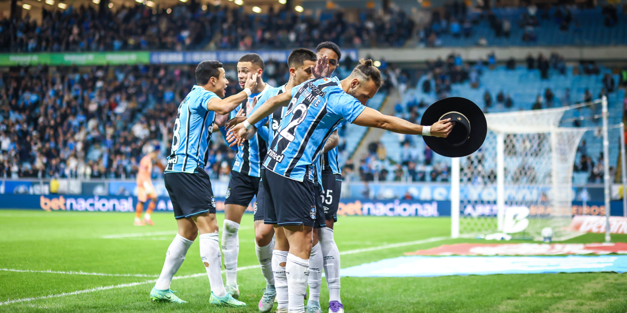 Dinamarquês marcou duas vezes de pênalti em partida atrasada da 14ª rodada.