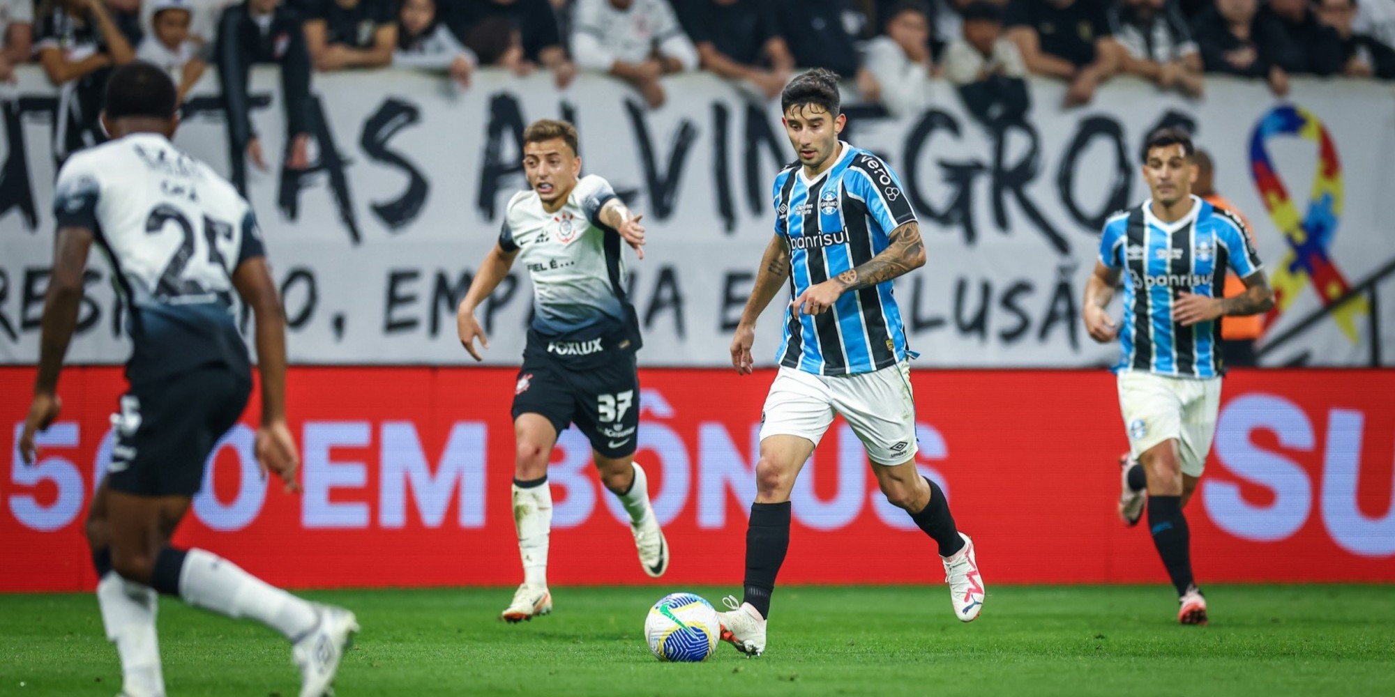 Os gols gremistas foram marcados por Rodrigo Ely e Villasanti. Yuri Alberto, de pênalti, e Garro marcaram para o adversário. Os gols gremistas foram marcados por Rodrigo Ely e Villasanti. Yuri Alberto, de pênalti, e Garro marcaram para o adversário.