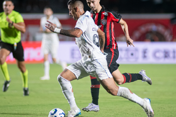 No segundo jogo sob comando de Mano Menezes, o Tricolor empatou em 1 a 1 na noite deste domingo (27), chegou aos cinco pontos na tabela e ocupa a 18ª colocação.