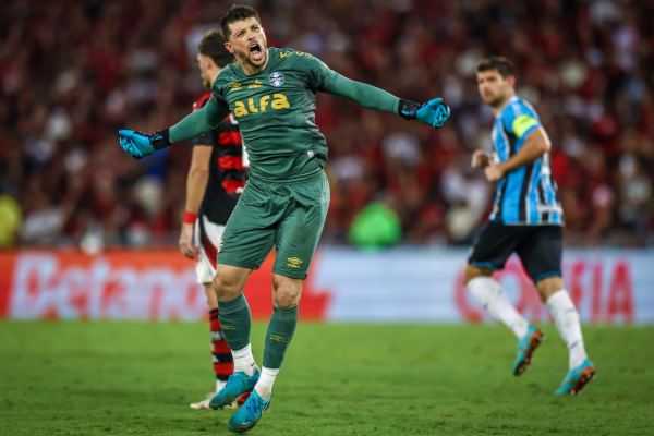 Diante de quase 70 mil torcedores, o Tricolor empatou em 1 a 1, na tarde deste domingo (31), pela 22ª rodada e subiu para a 13ª posição, com 25 pontos. Volpi se tornou o terceiro goleiro na história a marcar com a camisa do clube.