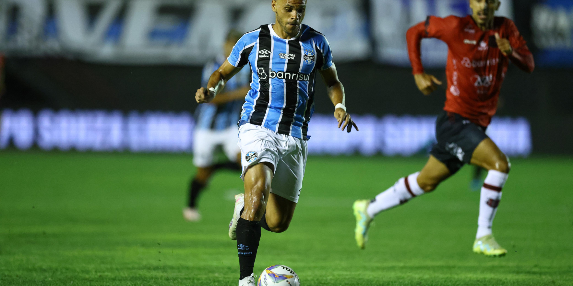 A melhor oportunidade gremista veio dos pés de Braithwaite, que acertou a trave. O técnico Gustavo Quinteros destacou aspectos positivos e pontuou os desafios do início de temporada. A melhor oportunidade gremista veio dos pés de Braithwaite, que acertou a trave. O técnico Gustavo Quinteros destacou aspectos positivos e pontuou os desafios do início de temporada.