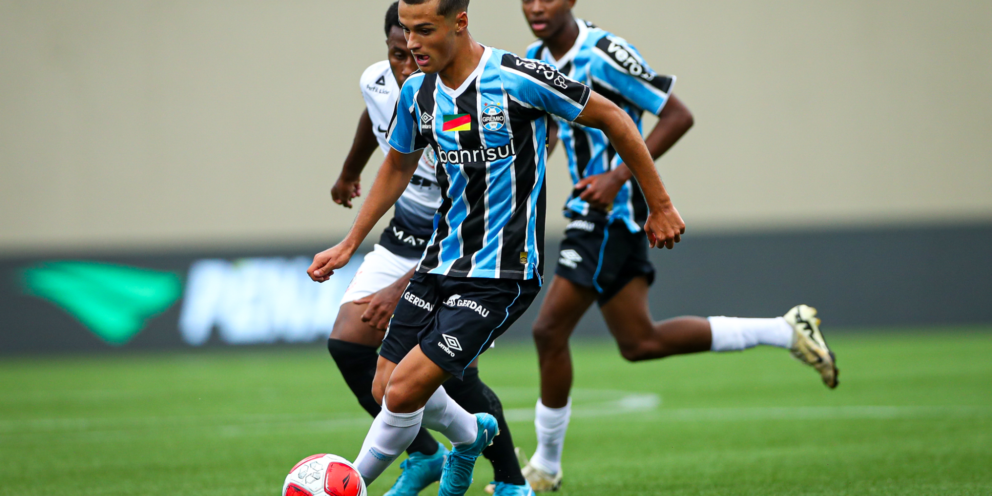 Foi a sexta vez que o Tricolor Gaúcho chegou à semifinal da principal competição de base do país. Foi a sexta vez que o Tricolor Gaúcho chegou à semifinal da principal competição de base do país.