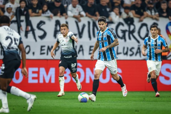 Os gols gremistas foram marcados por Rodrigo Ely e Villasanti. Yuri Alberto, de pênalti, e Garro marcaram para o adversário.