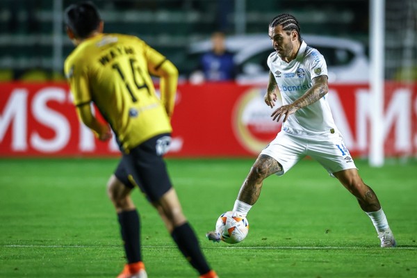 Com foco na final do Gauchão, o Tricolor sofreu um revés de 2 a 0 em La Paz.