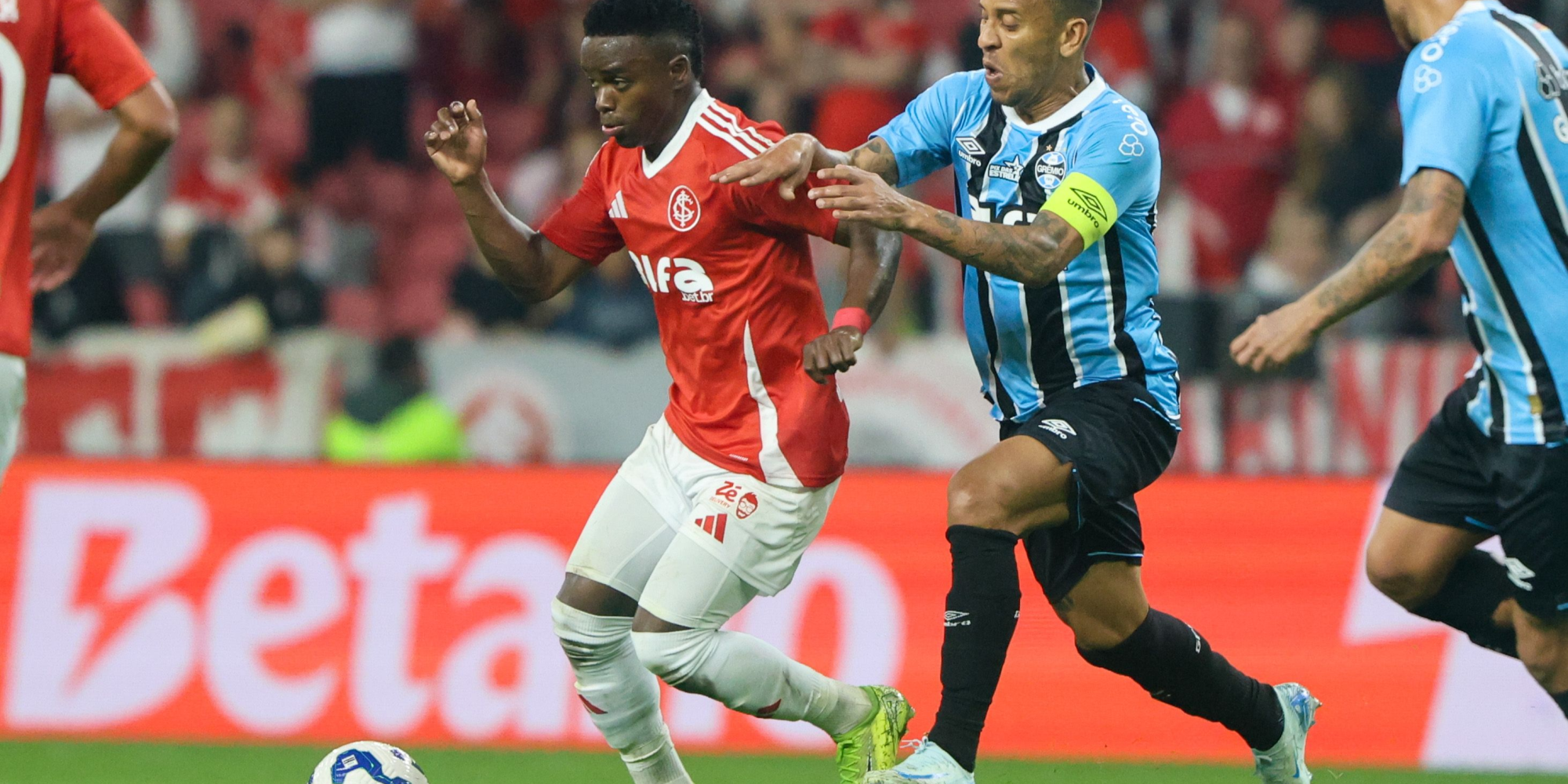 Com gols de Carlos Vinícius, André Henrique e Alysson, o Tricolor superou dois pênaltis convertidos por Alan Patrick e voltou a vencer o Gre-Nal após mais de dois anos; jogo foi marcado por polêmicas do VAR e pênalti desperdiçado no fim. Com gols de Carlos Vinícius, André Henrique e Alysson, o Tricolor superou dois pênaltis convertidos por Alan Patrick e voltou a vencer o Gre-Nal após mais de dois anos; jogo foi marcado por polêmicas do VAR e pênalti desperdiçado no fim.