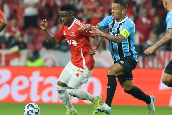 Com gols de Carlos Vinícius, André Henrique e Alysson, o Tricolor superou dois pênaltis convertidos por Alan Patrick e voltou a vencer o Gre-Nal após mais de dois anos; jogo foi marcado por polêmicas do VAR e pênalti desperdiçado no fim.
