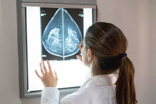 Exame poderá ser feito sob demanda mesmo sem sintomas, em decisão com o profissional de saúde. Medida pretende ampliar a detecção precoce do câncer de mama.