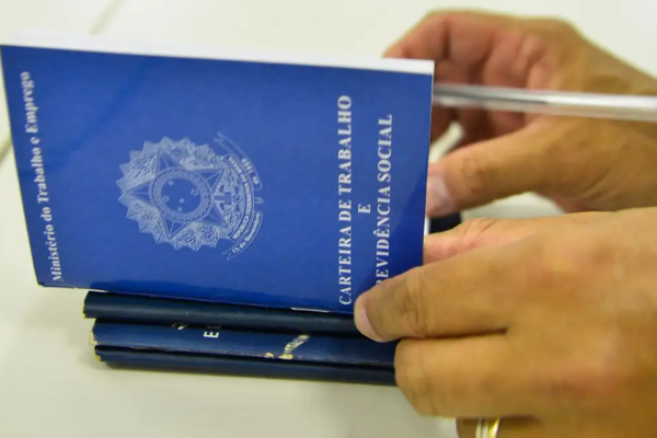 Redução de 0,5 ponto percentual em relação ao trimestre anterior reflete aumento na demanda por trabalhadores e queda no número de desocupados.