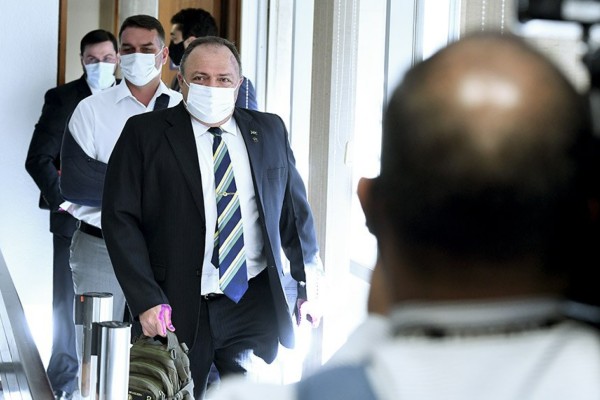  Eduardo Pazuello ao chegar à audiência na CPI nesta quarta-feira
