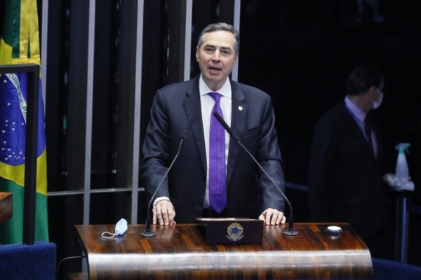 Ministro Luís Roberto Barroso foi convidado a participar de debate no Plenário sobre duas propostas de emenda à Constituição